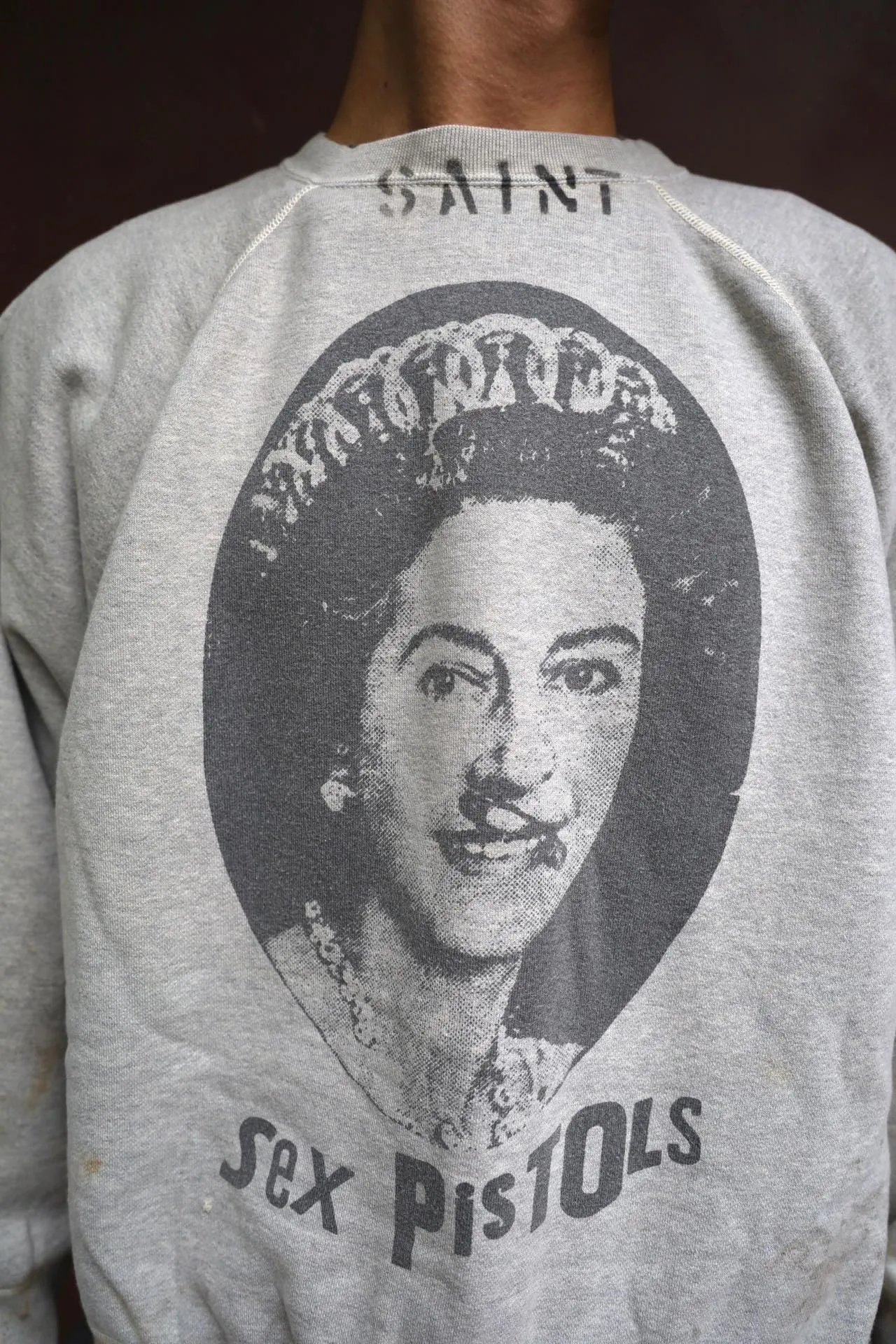 SAINT Mxxxxxx x SEX PISTOLS QUEEN SP_CREW SWT/GRAY band co-branded retro sweatshirt Queen's distressed sweatshirt with holes Distressed gray S-XL Retro distressed distressed hole wash treatment Hand-made graffiti treatment Factory four-needle six-thread boneless sewing Correct co-branded collar label/correct fruit label/wash water label/little angel label